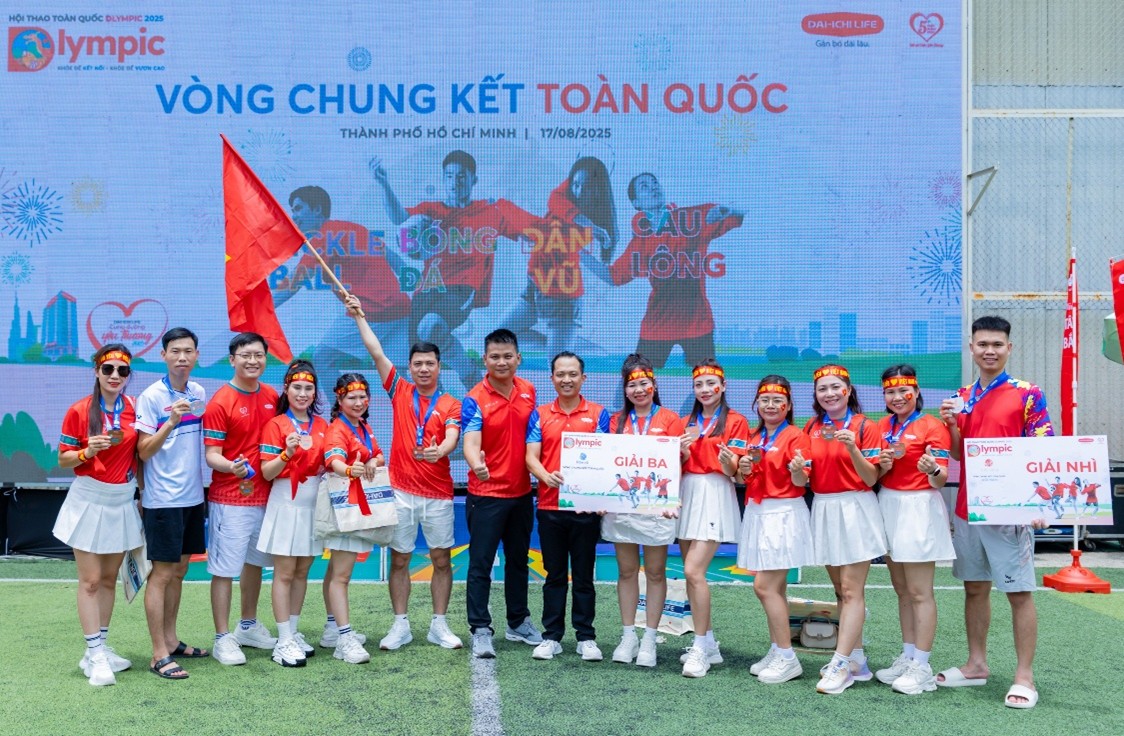 Ông Đặng Hồng Hải – Tổng Giám đốc Dai-ichi Life Việt Nam (thứ 7, từ trái qua) chúc mừng các vận động viên xuất sắc tại Vòng chung kết toàn quốc Hội thao Dlympic 2025